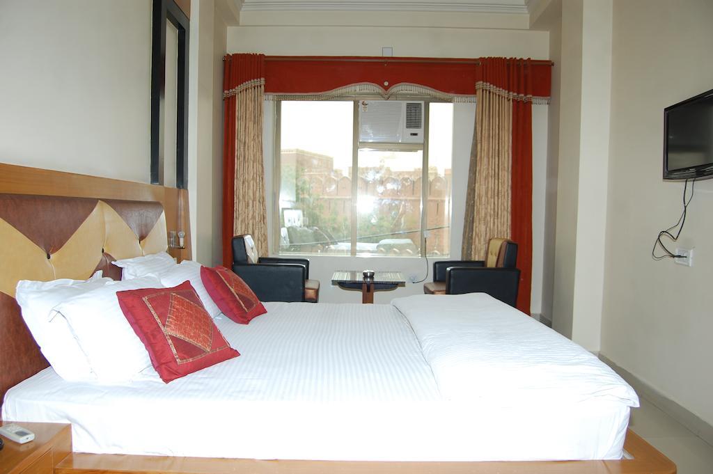 Metro Palace Hotel Биканер Стая снимка